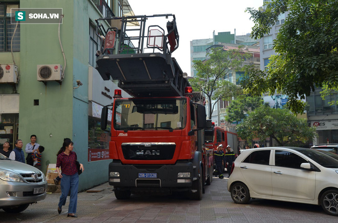 Hà Nội: Cháy chung cư kèm theo tiếng nổ lớn, nhiều mảnh thủy tinh vỡ rơi xuống, 2 người bị thương - Ảnh 7.