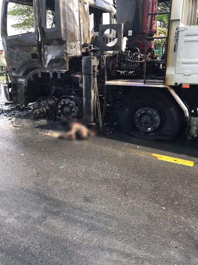 Người đi xe máy sau khi va chạm với xe tải bốc cháy - Ảnh 1.