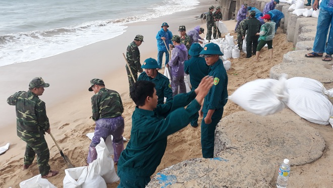 Phó thủ tướng kiểm tra thực tế, đưa ra chỉ đạo khẩn trước cơn bão số 6 cực kỳ nguy hiểm - Ảnh 2.