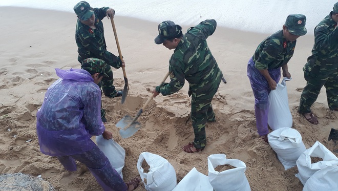 Phó thủ tướng kiểm tra thực tế, đưa ra chỉ đạo khẩn trước cơn bão số 6 cực kỳ nguy hiểm - Ảnh 3.