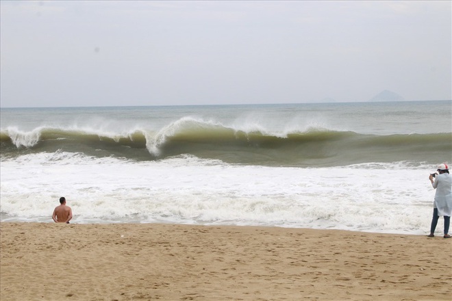 Trước bão số 6: Kỳ lạ “tường” cát cao gần 1m xuất hiện ở biển Nha Trang - Ảnh 1.