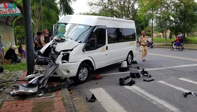 Thừa Thiên Huế: Xe du lịch tông trụ đèn tín hiệu, 6 người bị thương - Ảnh 1.