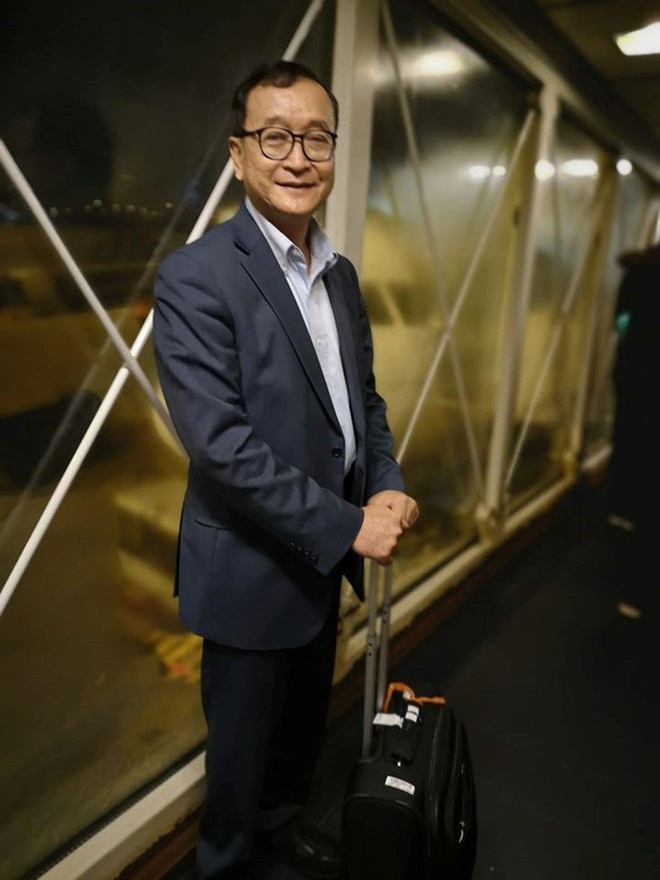 Ông Sam Rainsy lên được máy bay nhưng không có đường về Campuchia? - Ảnh 1.