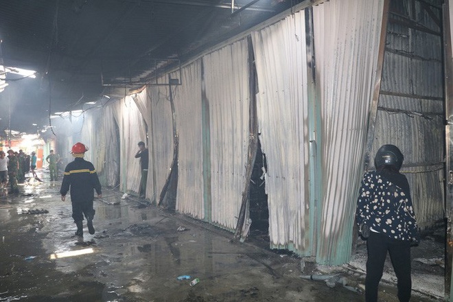 Hơn 30 ki-ốt chợ cháy ngùn ngụt, thiệt hại hàng tỉ đồng - Ảnh 5.