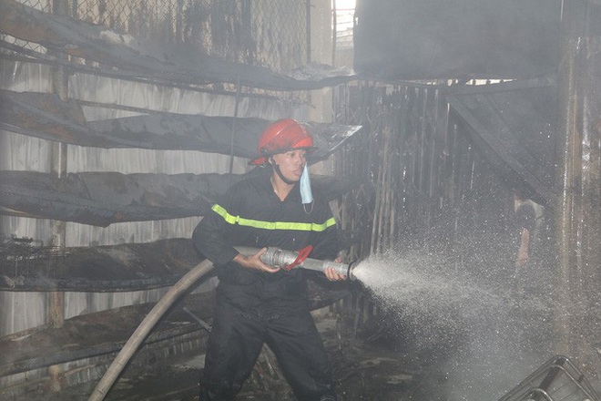 Hơn 30 ki-ốt chợ cháy ngùn ngụt, thiệt hại hàng tỉ đồng - Ảnh 6.