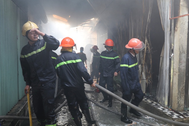 Hơn 30 ki-ốt chợ cháy ngùn ngụt, thiệt hại hàng tỉ đồng - Ảnh 7.