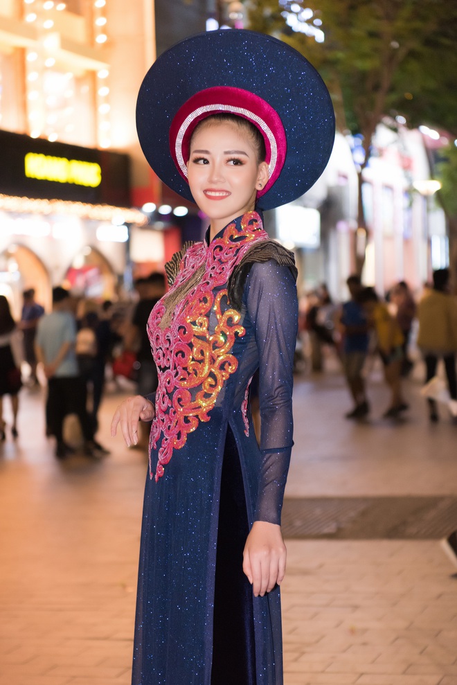 Dàn người đẹp trình diễn áo dài của NTK Nhật Dũng ở phố đi bộ - Ảnh 5.