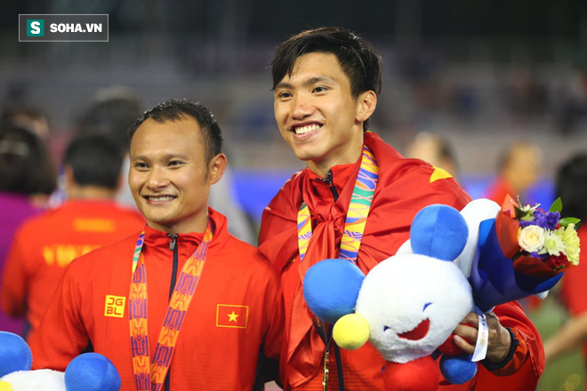 Giơ cao lá cờ Việt Nam, HLV Park Hang-seo rạng rỡ cùng học trò ăn mừng tấm HCV SEA Games - Ảnh 16.