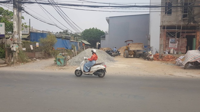 Trên xe ô tô người đàn ông trúng đạn tử vong chứa hơn 15.000 bao thuốc lá nhập lậu và dao tự chế - Ảnh 3.