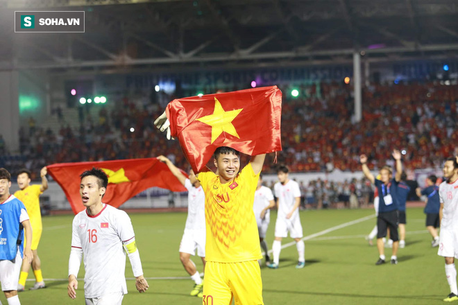 Giơ cao lá cờ Việt Nam, HLV Park Hang-seo rạng rỡ cùng học trò ăn mừng tấm HCV SEA Games - Ảnh 4.