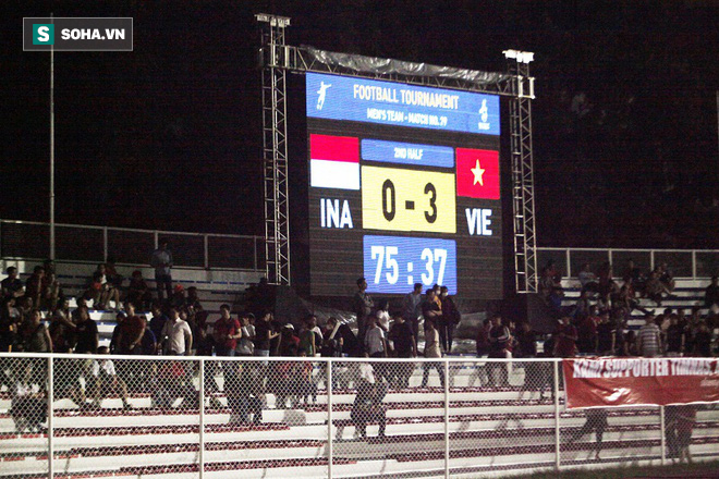 Bỏ lại đội nhà, CĐV Indonesia lũ lượt về ngay khi nhận bàn thua quyết định trước Việt Nam - Ảnh 2.