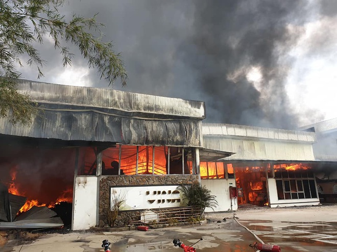 Xưởng gỗ bốc cháy dữ dội thiêu rụi toàn bộ kho hàng rộng 500m2 ở Đà Nẵng - Ảnh 1.