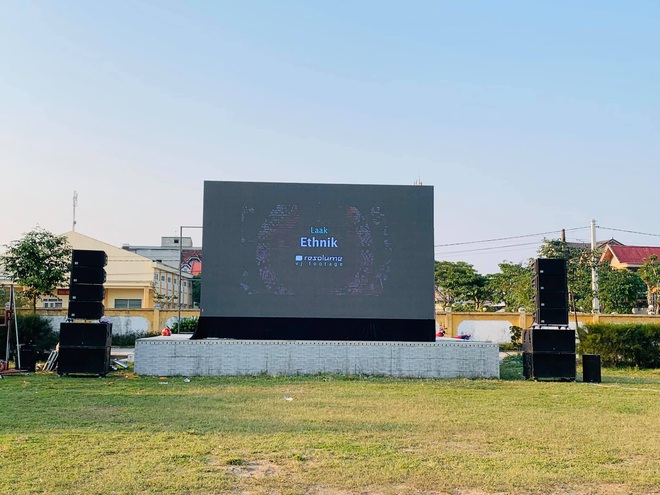 Lắp hàng loạt màn hình cỡ lớn ở Nghệ An và Hà Tĩnh để cổ vũ U22 Việt Nam - Ảnh 6.