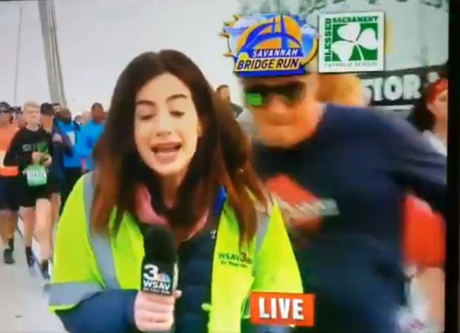 Phẫn nộ người đàn ông vỗ mông nữ phóng viên ngay trên sóng truyền hình trực tiếp - Ảnh 2.