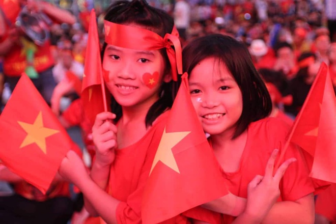 Dân chung cư ở Hà Nội bày gà luộc, xôi gấc cúng cầu may cho U22 Việt Nam - Ảnh 8.