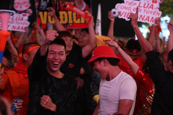 CĐV ôm nhau reo hò mừng bàn thắng của tuyển U22 Việt Nam - Ảnh 4.