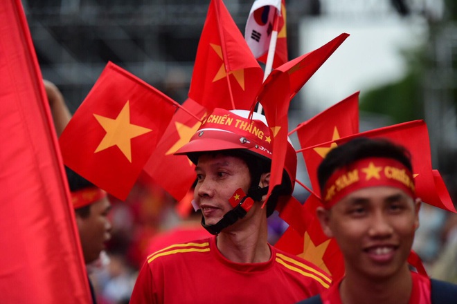 Nóng rực ở phố đi bộ Nguyễn Huệ khi tuyển U22 Việt Nam dẫn trước Indonesia 3 bàn thắng - Ảnh 14.