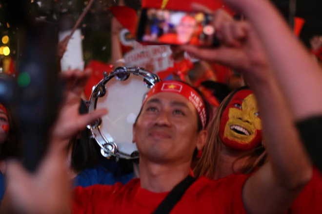 VIDEO: Người hâm mộ quẩy tưng bừng tại phố đi bộ khi U22 Việt Nam vô địch SEA Games - Ảnh 8.