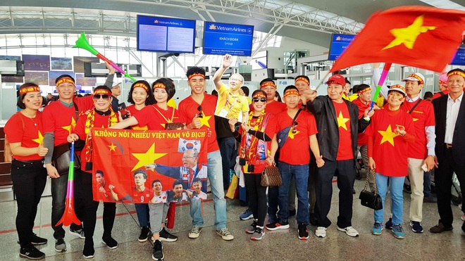 Hàng trăm cổ động viên nhuộm đỏ sân bay Nội Bài cổ vũ đội tuyển U22 Việt Nam - Ảnh 3.