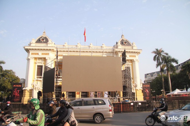 Cận cảnh 3 màn hình khủng trước Nhà hát Lớn Hà Nội phục vụ trận khán giả xem bóng - Ảnh 9.