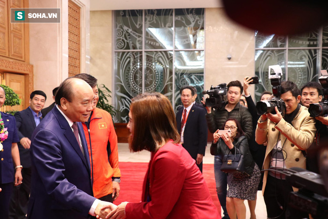 Thủ tướng Nguyễn Xuân Phúc nồng nhiệt ôm HLV Park Hang-seo - Ảnh 3.