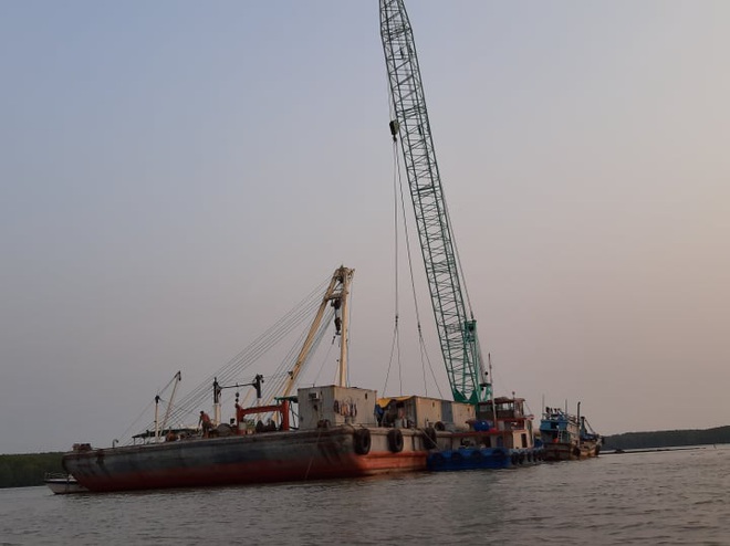 Tìm thấy 1 thi thể trong vụ 3 thợ lặn mất tích khi trục vớt tàu chìm trên sông Lòng Tàu - Ảnh 2.