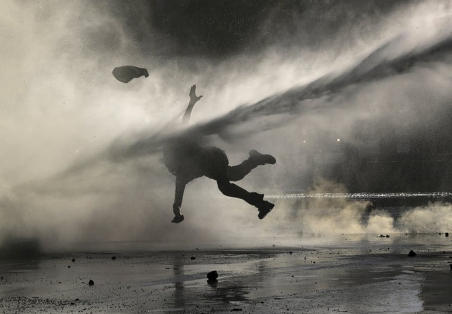 24h qua ảnh: Người biểu tình bị vòi rồng thổi bay - Ảnh 4.