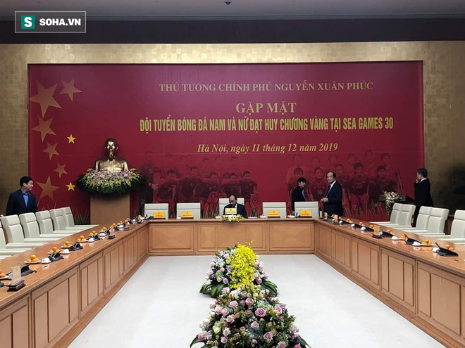 Thủ tướng Nguyễn Xuân Phúc nồng nhiệt ôm HLV Park Hang-seo - Ảnh 1.