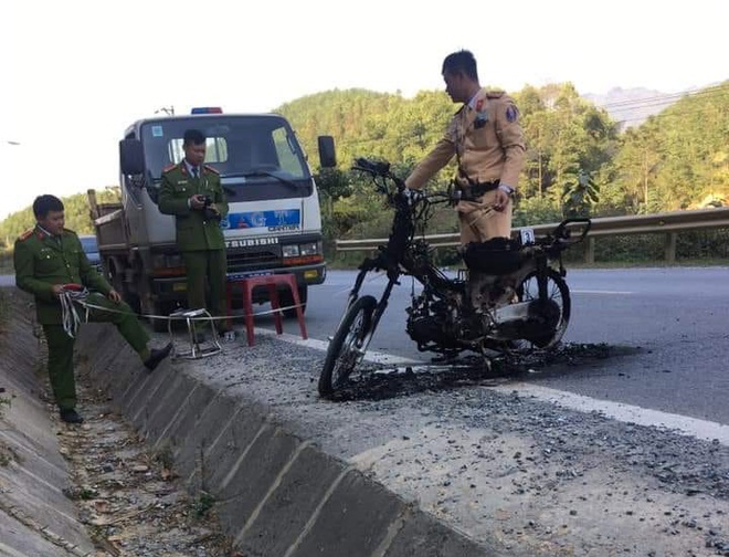 Nam thanh niên có biểu hiện say rượu đốt xe máy trước mặt CSGT - Ảnh 1.