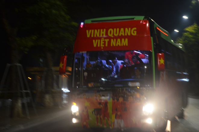 Bất chấp đêm lạnh hàng trăm người hâm mộ ngóng đợi U22 Việt Nam - Ảnh 10.