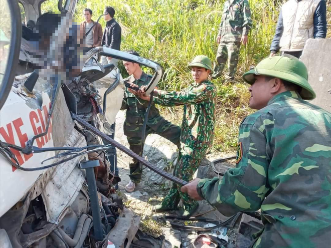 Vụ xe chở đoàn người khuyết tật đâm vào vách núi: Thêm một nạn nhân tử vong - Ảnh 2.