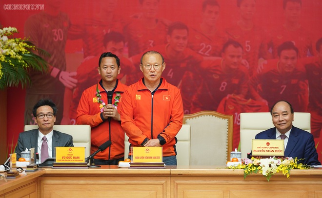 Chùm ảnh: Thủ tướng Nguyễn Xuân Phúc gặp đội tuyển bóng đá Việt Nam - Ảnh 6.