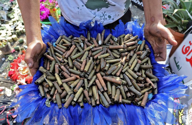 24h qua ảnh: Nh&agrave; khoa học lấy chất độc từ miệng rắn đu&ocirc;i chu&ocirc;ng - Ảnh 1.