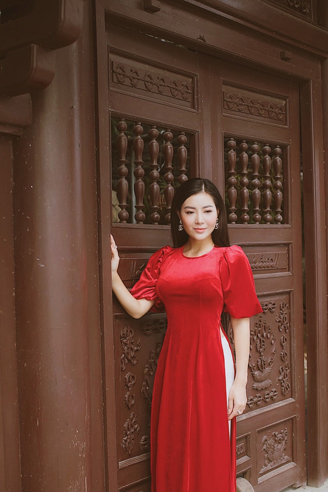 Diễn viên Thanh Hương duyên dáng, xinh đẹp trong tà áo dài - Ảnh 2.