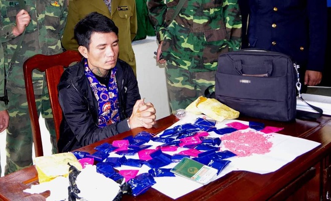 Nam thanh niên đi xe khách từ Lào về Nghệ An để giao gần 10.000 viên ma túy cho khách - Ảnh 2.