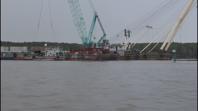 VIDEO: Việc tìm kiếm thi thể 2 thợ lặn mất tích trên sông Lòng Tàu gặp khó - Ảnh 3.