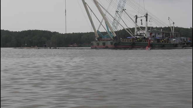 VIDEO: Việc tìm kiếm thi thể 2 thợ lặn mất tích trên sông Lòng Tàu gặp khó - Ảnh 4.