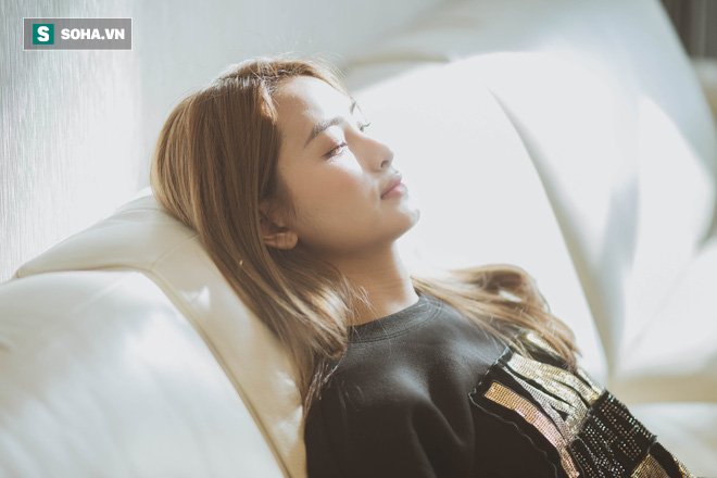 Cuộc sống bị mẹ rao bán của MC xinh đẹp VTV không được dùng tên thật khi lên sóng - Ảnh 1.