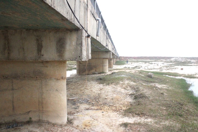 Cận cảnh lớp xốp khổng lồ trong bê tông ở cây cầu hơn 7 tỷ đồng tại Hà Tĩnh - Ảnh 15.