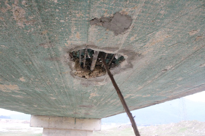Tấm xốp khổng lồ lộ ra khỏi lớp bê tông mỏng của cây cầu hơn 7 tỷ đồng ở Hà Tĩnh - Ảnh 2.
