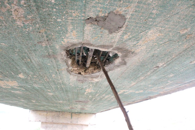 Hà Tĩnh chỉ đạo nóng để xử lý vụ cầu 7 tỷ đồng lộ cốt thép, xốp trắng bên trong - Ảnh 3.