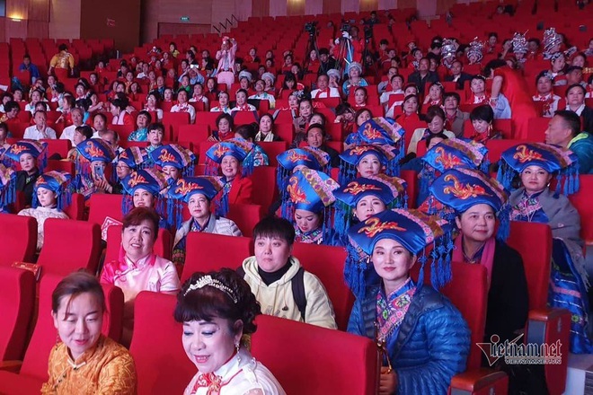Quảng Ninh lệnh dừng ngay ca múa nhạc của hàng trăm du khách Trung Quốc - Ảnh 1.