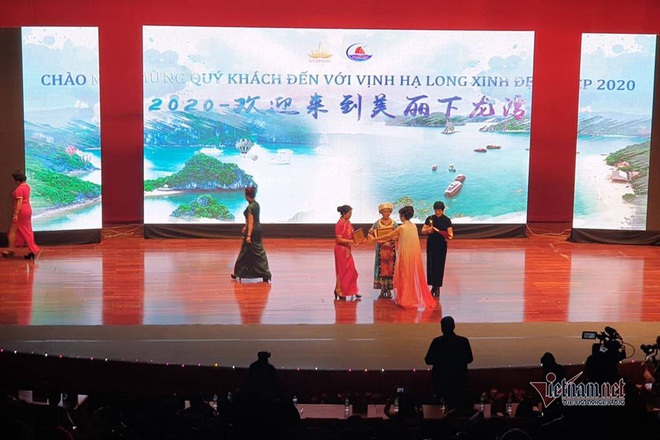Quảng Ninh lệnh dừng ngay ca múa nhạc của hàng trăm du khách Trung Quốc - Ảnh 2.
