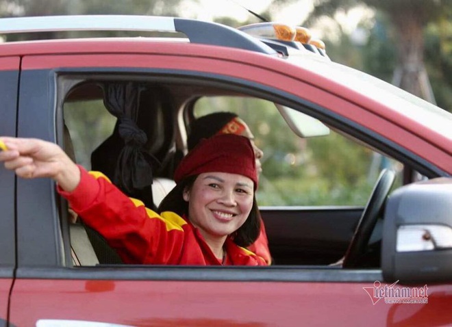 Bố mẹ Văn Hậu sẽ tới Hà Lan du lịch và thăm con trai - Ảnh 1.