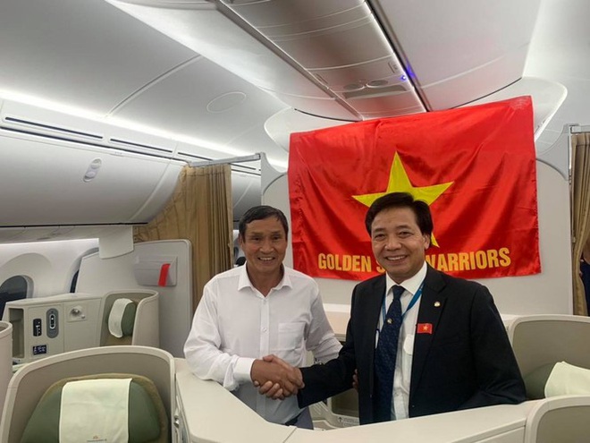 Cơ trưởng chuyến bay chở các nhà vô địch kể những chuyện lạ - Ảnh 2.