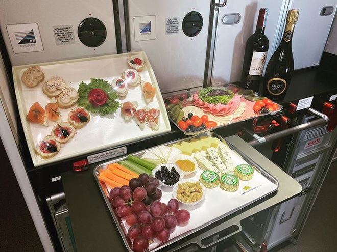 Cơ trưởng chuyến bay chở các nhà vô địch kể những chuyện lạ - Ảnh 3.