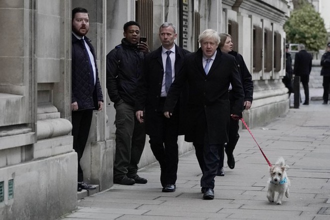 Tổng tuyển cử Anh: Thủ tướng Boris Johnson dắt chó đi bỏ phiếu - Ảnh 2.