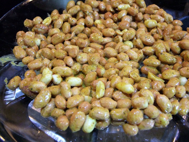 Dùng lò vi sóng làm đậu phộng cay ăn vặt ngày lạnh ngon số 1 - Ảnh 4.