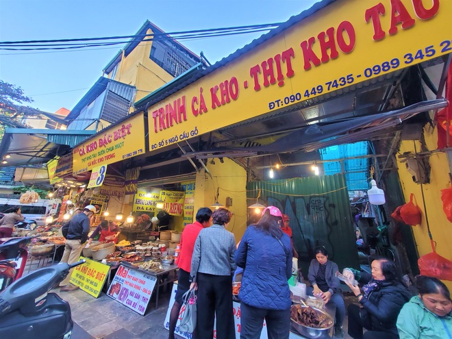 Khu chợ độc nhất Hà Nội: Mở vài tiếng bán hàng trăm cân cá kho, trời lạnh càng hút khách - Ảnh 1.
