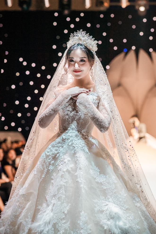 Đỗ Mỹ Linh xinh như công chúa, diện váy cưới 1 triệu USD - Ảnh 6.